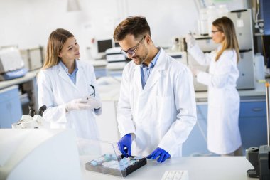 Laboratuvarda kimyasal verileri analiz eden genç araştırmacılar.