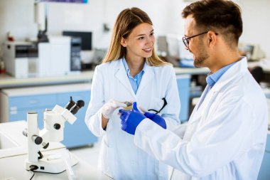 Laboratuvarda kimyasal verileri analiz eden genç araştırmacılar.