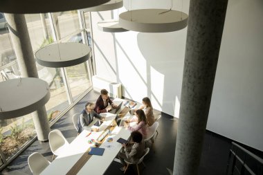 Ofiste birlikte çalışan çok ırklı iş adamlarının genel bakış açısı