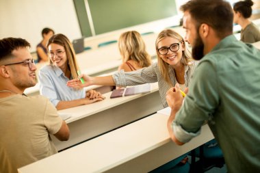 Bir grup üniversiteli sınıfa girdi.