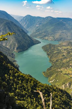 Sırbistan 'daki Tara dağından Perucac Gölü ve Drina Nehri manzarası