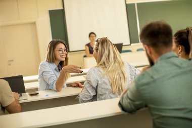 Bir grup üniversiteli sınıfa girdi.