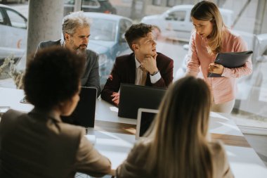 Ofiste birlikte çalışan bir grup çok ırklı iş adamı.