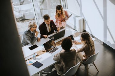 Ofiste birlikte çalışan bir grup çok ırklı iş adamı.
