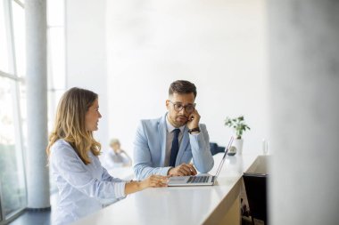 Başlangıç ofisinde dizüstü bilgisayarda çalışan yaratıcı gençler