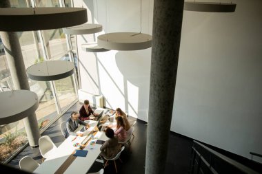 Ofiste birlikte çalışan çok ırklı iş adamlarının genel bakış açısı