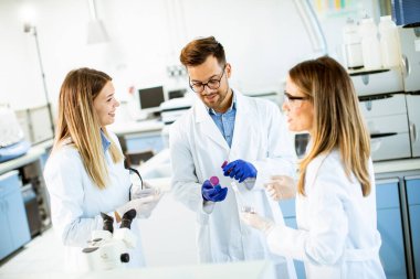 Laboratuvarda kimyasal verileri analiz eden genç araştırmacılar.