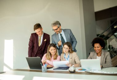 Ofiste birlikte çalışan bir grup çok ırklı iş adamı.