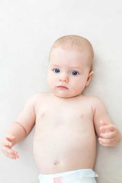 Carino Adorabile Bambina Sdraiata Sul Letto — Foto Stock