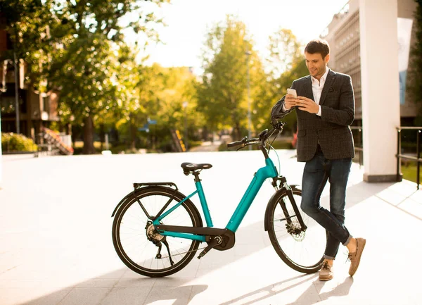 Guapo Joven Hombre Negocios Ebike Usando Teléfono Móvil — Foto de Stock