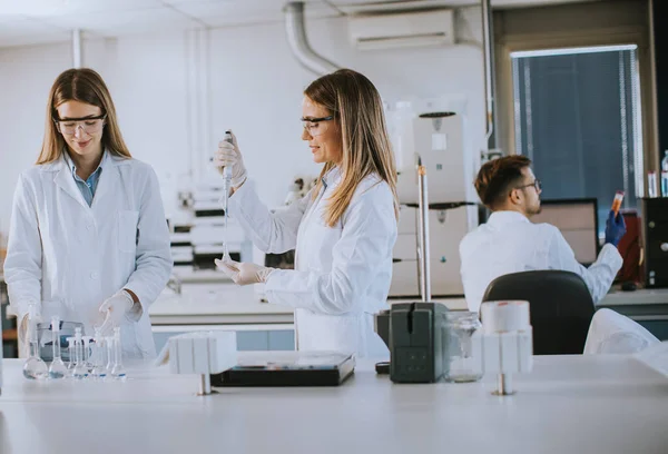 Leuke Vrouwelijke Onderzoekers Witte Labjas Aan Het Werk Het Laboratorium — Stockfoto