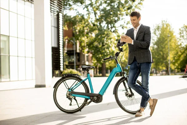 Guapo Joven Hombre Negocios Ebike Usando Teléfono Móvil — Foto de Stock