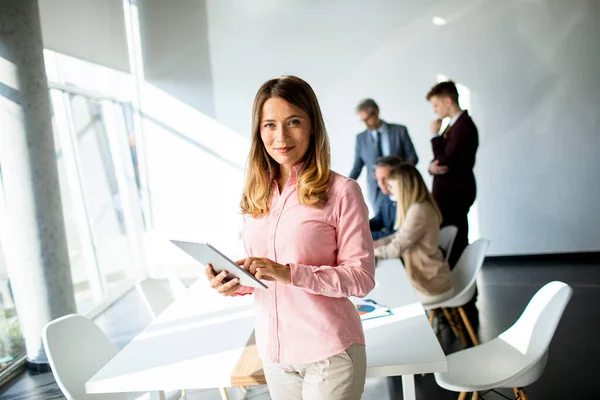 Pretty Young Business Woman Using Digital Tablet Office — Stock Photo, Image