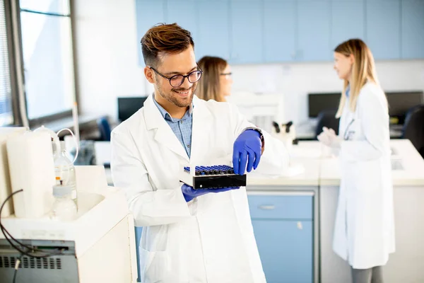 Handsome Onderzoeker Beschermende Werkkleding Staan Het Laboratorium Het Analyseren Van — Stockfoto