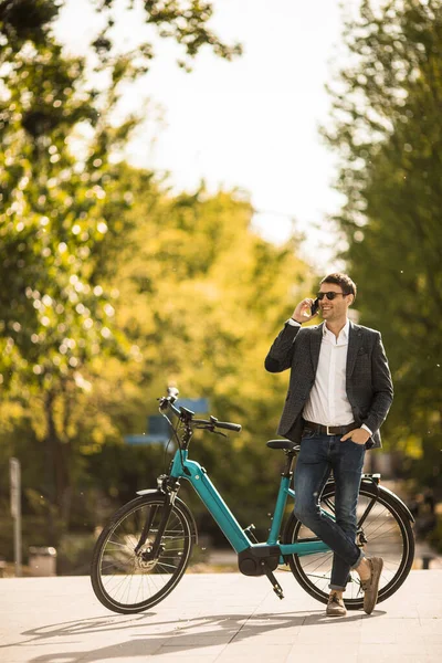 Guapo Joven Hombre Negocios Ebike Usando Teléfono Móvil — Foto de Stock