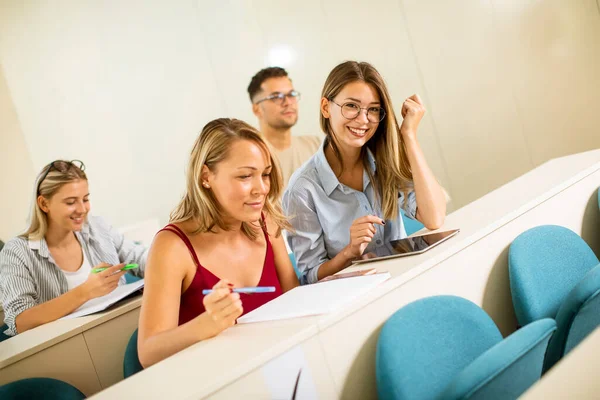 Groep Universiteitsstudenten Het Klaslokaal — Stockfoto