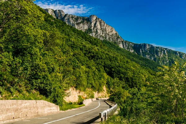 位于塞尔维亚 罗马尼亚边境Djerdap多瑙河峡谷的公路景观 — 图库照片