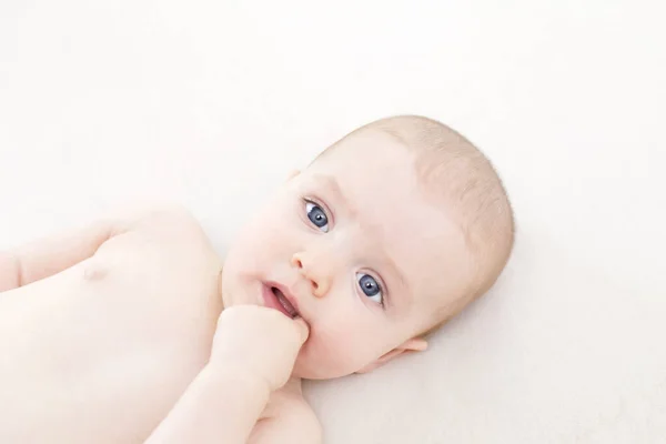 Carino Adorabile Bambina Sdraiata Sul Letto — Foto Stock