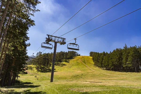 夏にセルビアのZlatibor山のTornikでスキーチェアリフト — ストック写真