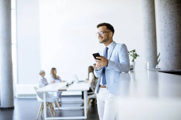 Happy Young Man Using His Mobile Phone Office Smiling While — Stock Photo, Image