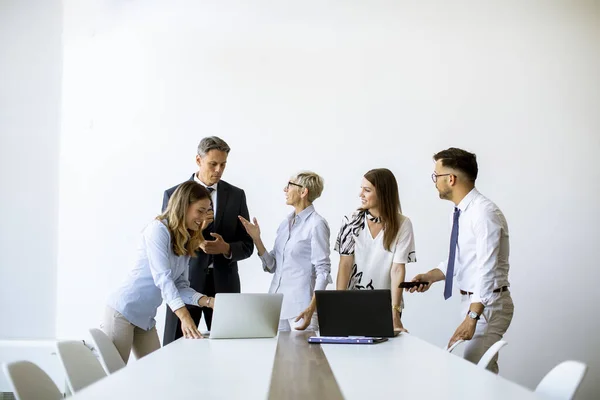 Empresaria Sénior Trabajando Junto Jóvenes Empresarios Oficina —  Fotos de Stock