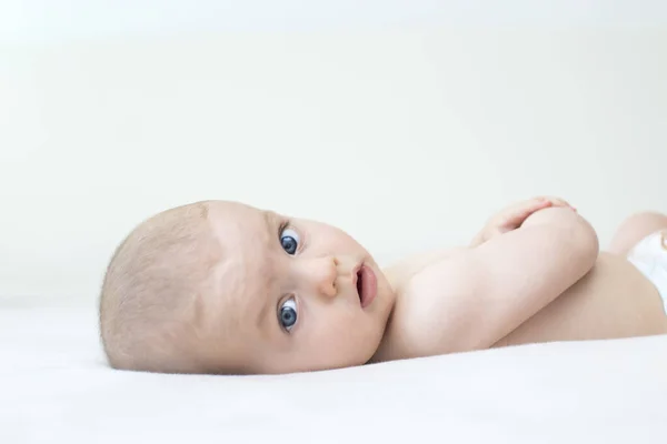 Bonito Adorável Bebê Menina Deitada Cama — Fotografia de Stock