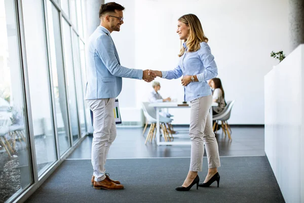 Jonge Zakenpartners Die Handdruk Maken Een Kantoor Terwijl Hun Team — Stockfoto