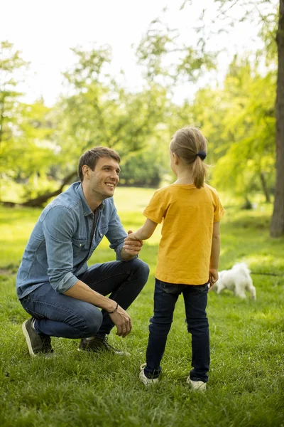 Parkta Bekar Bir Baba Küçük Tatlı Bir Kızı Var — Stok fotoğraf