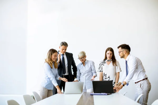 Empresaria Sénior Trabajando Junto Jóvenes Empresarios Oficina —  Fotos de Stock