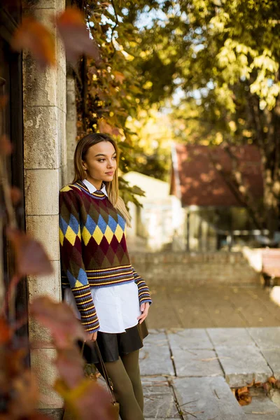 Hübsche Junge Frau Steht Draußen Einem Sonnigen Herbsttag — Stockfoto