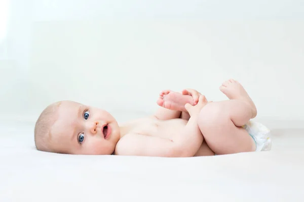 Niedliche Entzückende Baby Mädchen Auf Dem Bett Liegend — Stockfoto