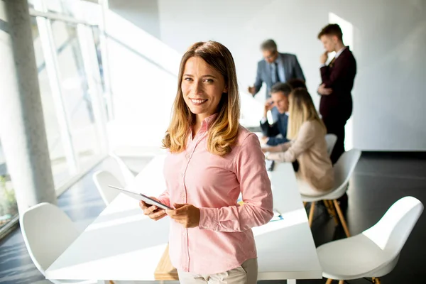 Mooie Jonge Zakenvrouw Met Behulp Van Digitale Tablet Het Kantoor — Stockfoto