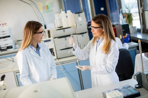 Leuke Vrouwelijke Onderzoekers Witte Labjas Aan Het Werk Het Laboratorium — Stockfoto