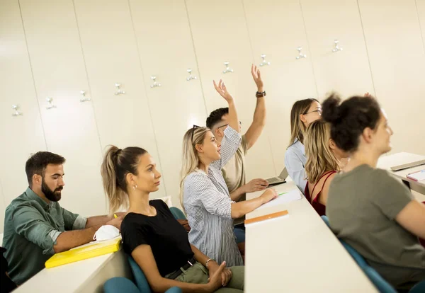 Grupo Estudiantes Universitarios Aula Con Las Manos Levantadas —  Fotos de Stock