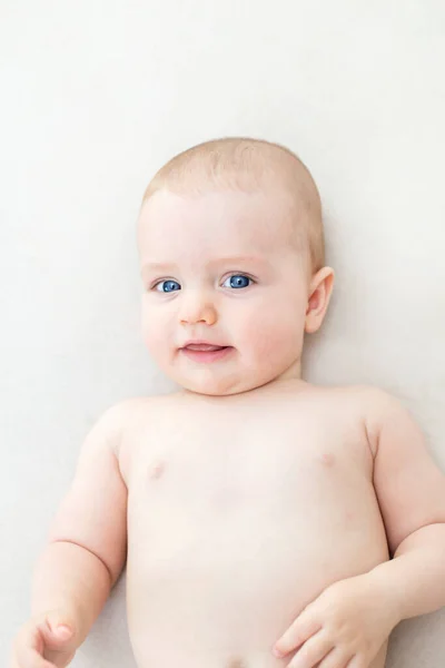 Bonito Adorável Bebê Menina Deitada Cama — Fotografia de Stock