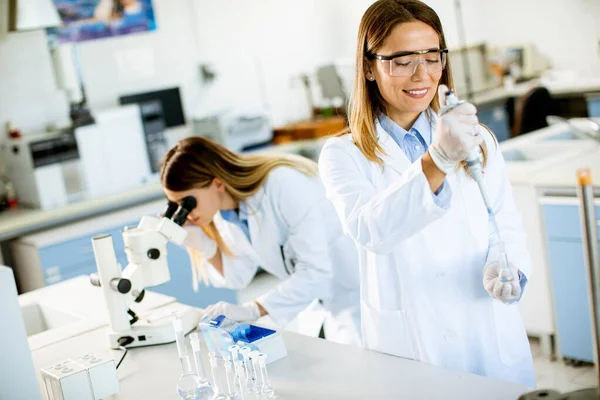 Söta Kvinnliga Forskare Vit Labbrock Som Arbetar Laboratoriet — Stockfoto