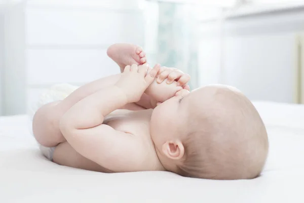 Carino Bambina Sdraiata Tirando Gamba Bocca — Foto Stock