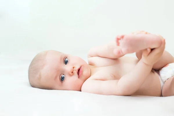 Carino Adorabile Bambina Sdraiata Sul Letto — Foto Stock