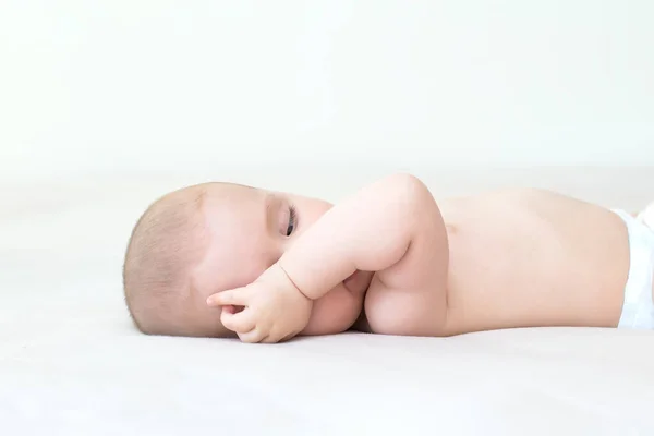 Bonito Adorável Bebê Menina Deitada Cama — Fotografia de Stock