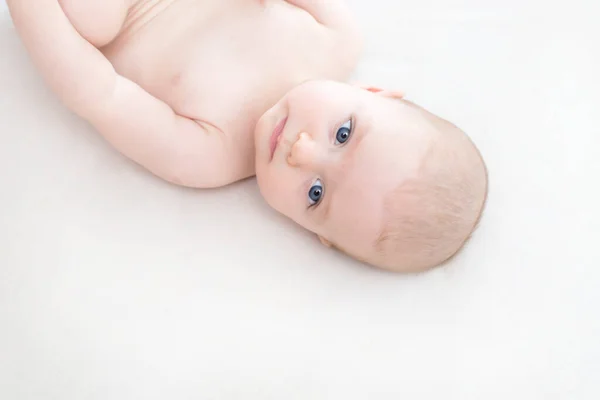 Bonito Adorável Bebê Menina Deitada Cama — Fotografia de Stock