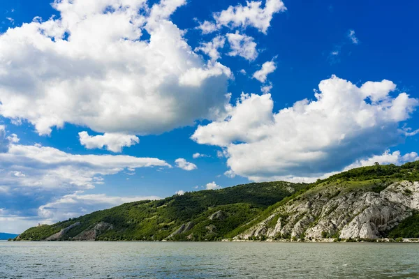 位于塞尔维亚 罗马尼亚边境Djerdap的多瑙河峡谷 — 图库照片