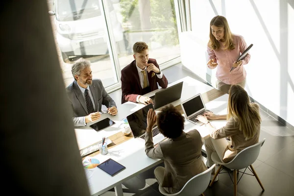 Grupo Empresarios Multiétnicos Que Trabajan Juntos Oficina — Foto de Stock