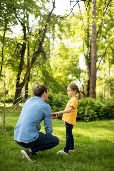 Padre Soltero Parque Con Linda Hijita — Foto de Stock