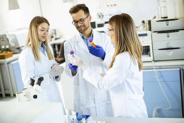 Jonge Onderzoekers Die Chemische Gegevens Het Laboratorium Analyseren — Stockfoto