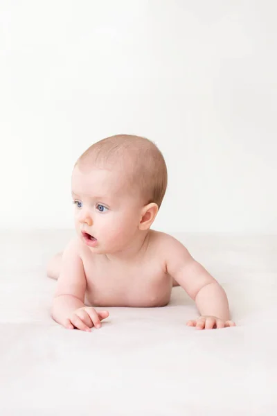 Carino Adorabile Bambina Sdraiata Sul Letto — Foto Stock