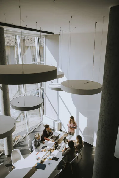 Überblick Über Eine Gruppe Multiethnischer Geschäftsleute Die Büro Zusammenarbeiten — Stockfoto