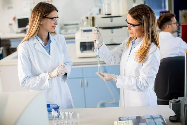 Leuke Vrouwelijke Onderzoekers Witte Labjas Aan Het Werk Het Laboratorium — Stockfoto