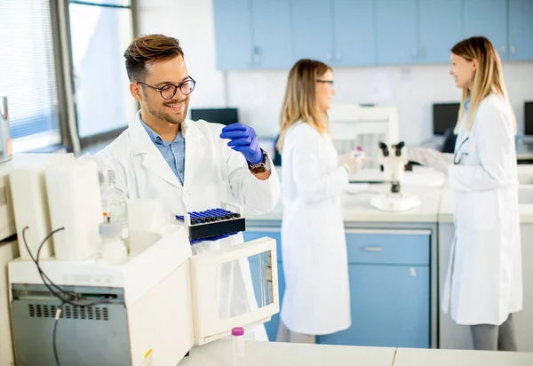 Handsome Onderzoeker Beschermende Werkkleding Staan Het Laboratorium Het Analyseren Van — Stockfoto