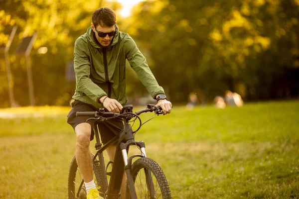 Schöner Junger Mann Reitet Bike Park — Stockfoto