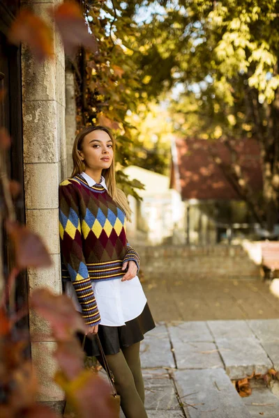 Bella Giovane Donna Piedi Fuori Sole Giorno Autunno — Foto Stock